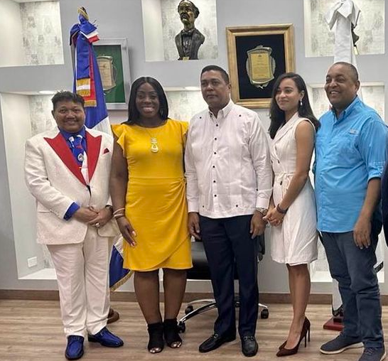 Víctor D´Aza presidente de la Liga Municipal Dominicana (LMD) recibe a Felipe Febles