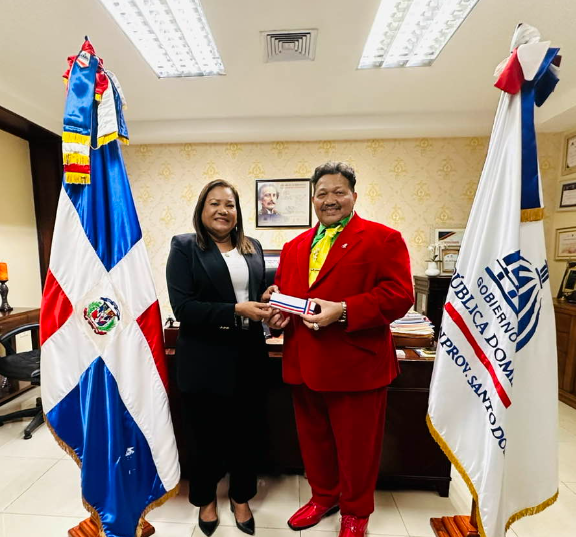 Gobernadora de la provincia Santo Domingo, doctora Julia Drullard, recibe reconocimiento de parte del fundador y director ejecutivo de “La Gran Parada Dominicana del Bronx» Felipe Febles